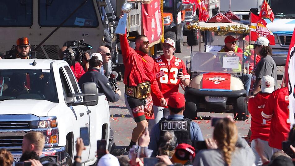 Hier war noch alles fröhlich: Travis Kelce liess sich bei der Parade in Kansas City von den Fans ...