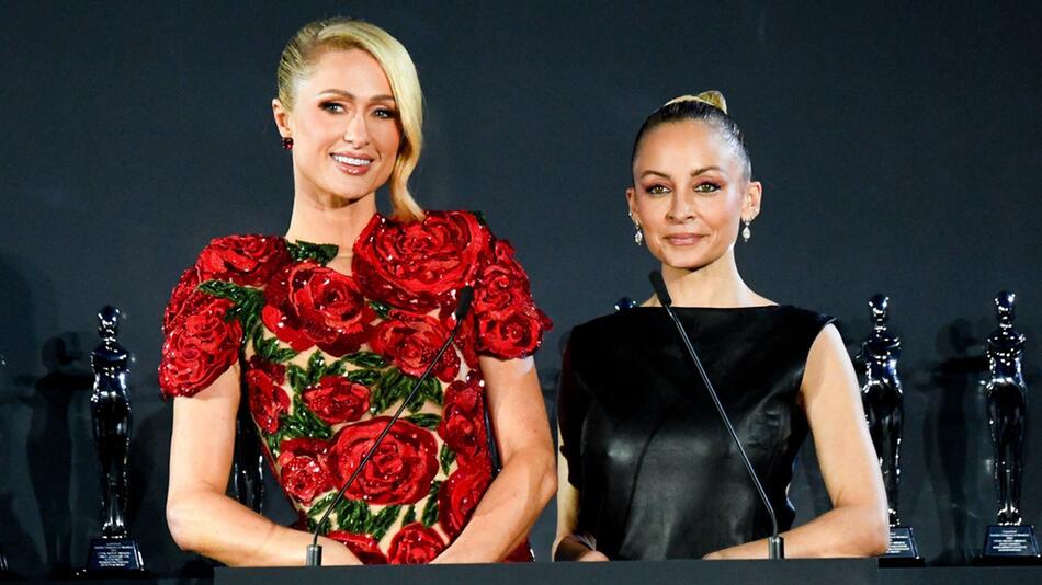 Das ehemalige "The Simple Life"-Duo Paris Hilton und Nicole Richie zusammen auf der Bühne der ...