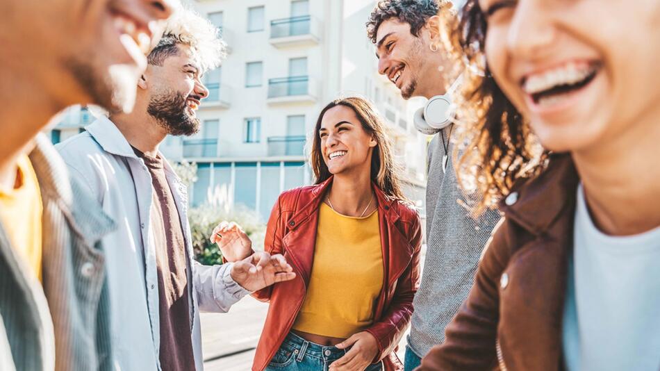 Viele Menschen nehmen sich vor, sich wieder mehr mit Freunden zu treffen, statt am Smartphone zu ...