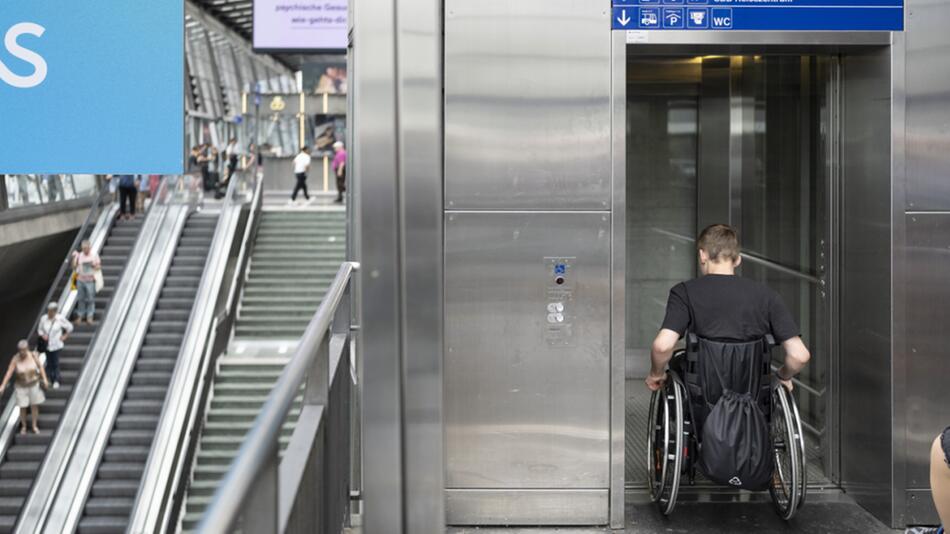 Rollstuhlfahrende benutzen im Bahnhof Luzern einen Lift