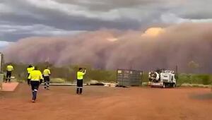 Wand aus Sand: Gewaltiger Staubsturm rollt über Wüste in Australien