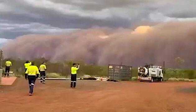Wand aus Sand: Gewaltiger Staubsturm rollt über Wüste in Australien