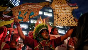 Indigene demonstrieren gegen Baggerarbeiten im Amazonasgebiet