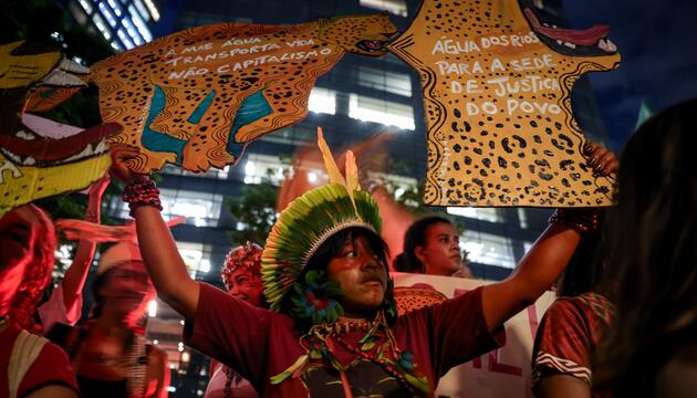 Indigene demonstrieren gegen Baggerarbeiten im Amazonasgebiet