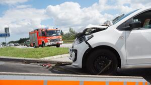 Auto mit zerbeulter Motorhaube wird angeschleppt