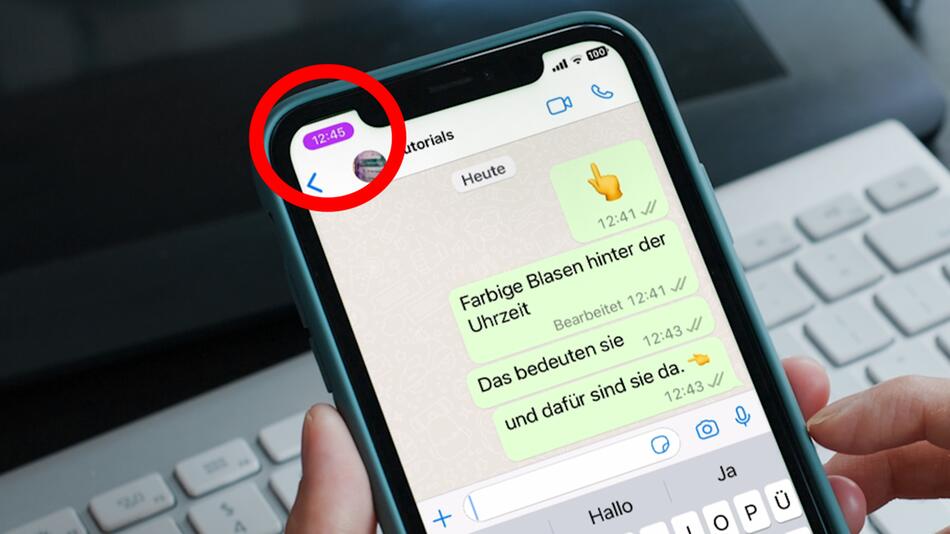 Violette Uhrzeit auf dem iPhone