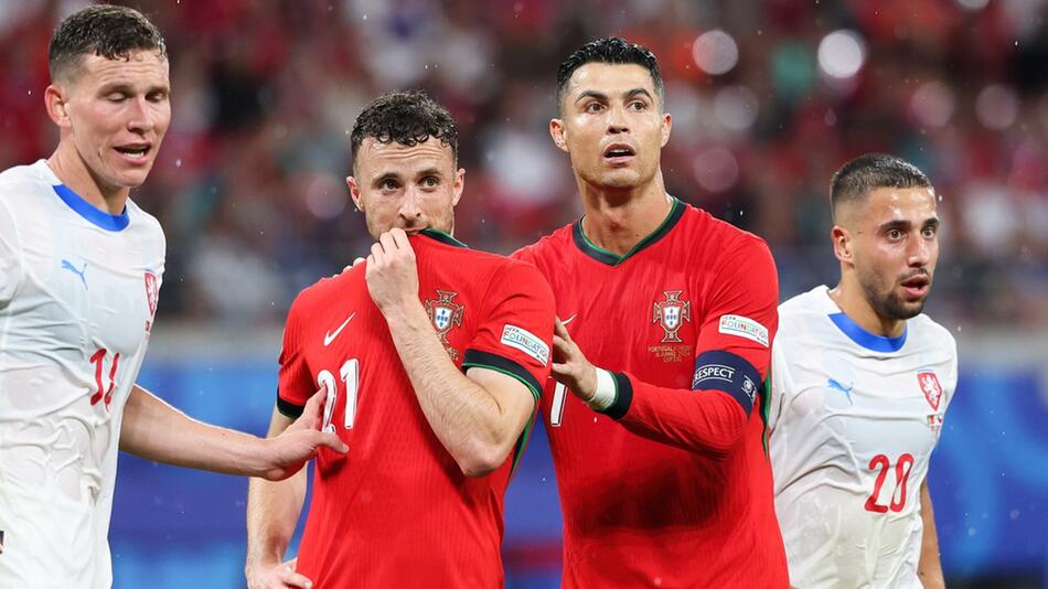 Diogo Jota (links) und Cristiano Ronaldo bei der Fussball-EM im Juni 2024.