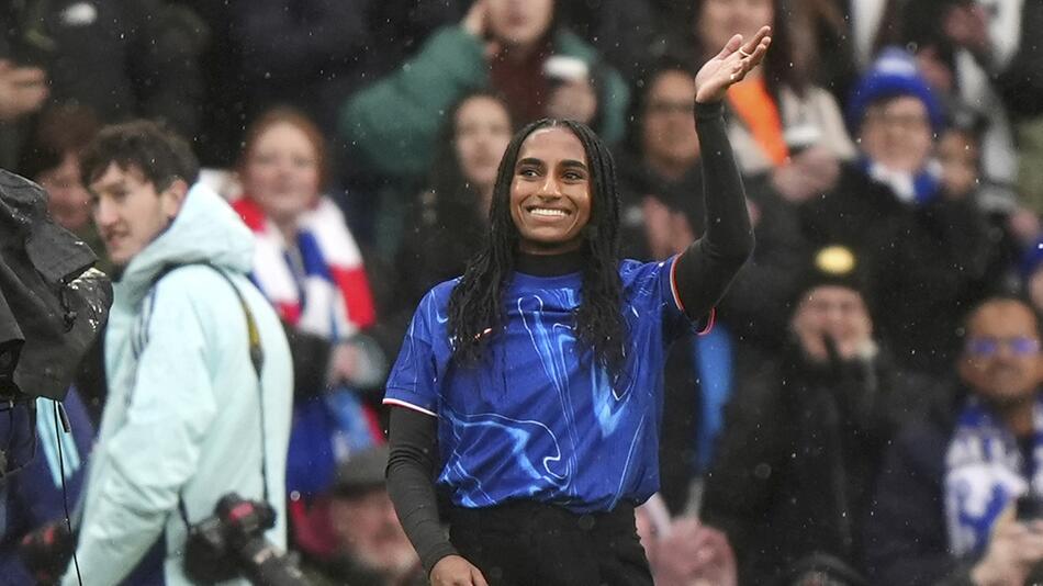 Naomi Girma zeigt sich das erste Mal im Chelsea-Trikot.