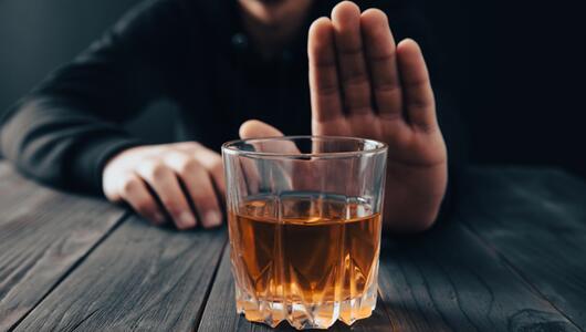 mann lehnt alkohol ab