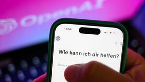 Ein Smartphone mit dem KI-Chatbot ChatGPT