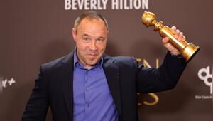 Stephen Graham mit einem seiner Golden Globes.