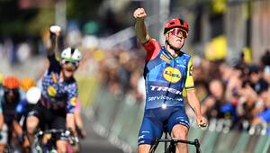 Mads Pedersen jubelt nach seinem Etappensieg bei der Tour de France.