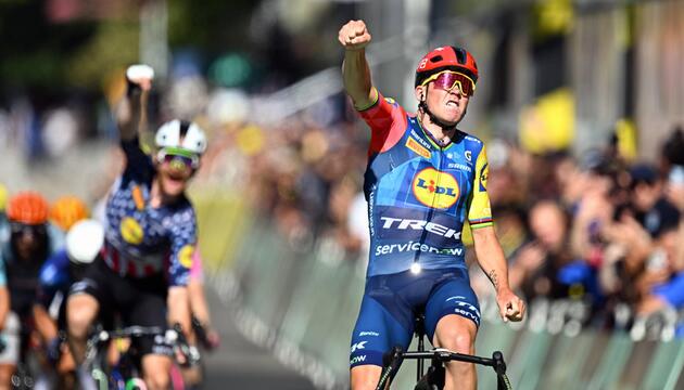 Mads Pedersen jubelt nach seinem Etappensieg bei der Tour de France.