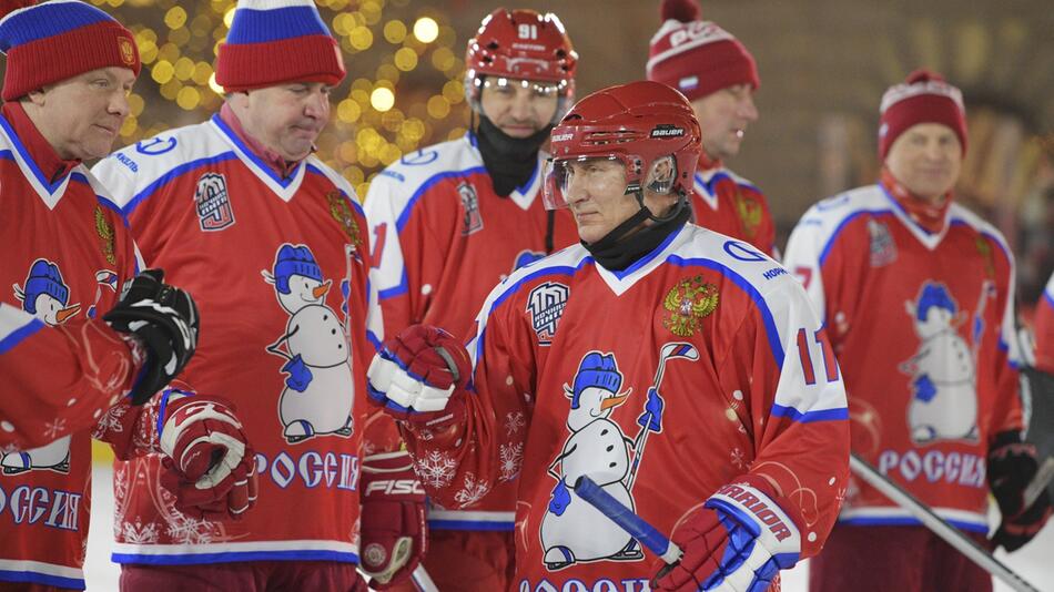 Russischer Präsident spielt Eishockey