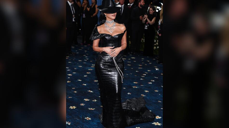 Kim Kardashian auf dem blauen Teppich der Met Gala.