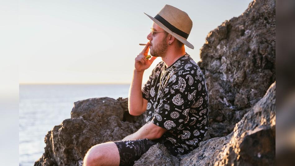 Am Strand eine Zigarette geniessen? In Frankreich ab Juli nicht mehr gestattet.