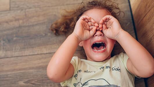 Kleines Mädchen hat einen Wutanfall