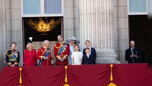 Während die anderen Royals miteinander quatschten, zückte der Herzog von Kent (rechts) auf dem ...