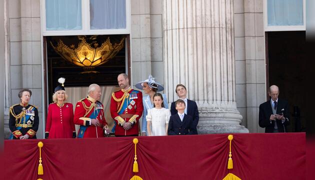 Während die anderen Royals miteinander quatschten, zückte der Herzog von Kent (rechts) auf dem ...