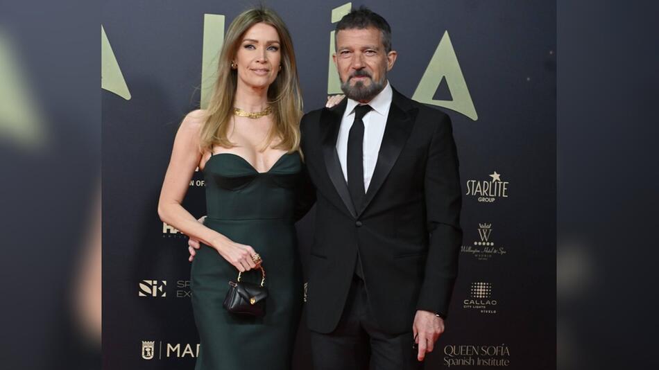 Antonio Banderas und seine Partnerin Nicole Kimpel zusammen auf dem roten Teppich der Talia ...