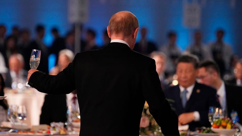 Wladimir Putin hält ein Glas Sekt während eines feierlichen Empfangs des BRICS-Gipfels.