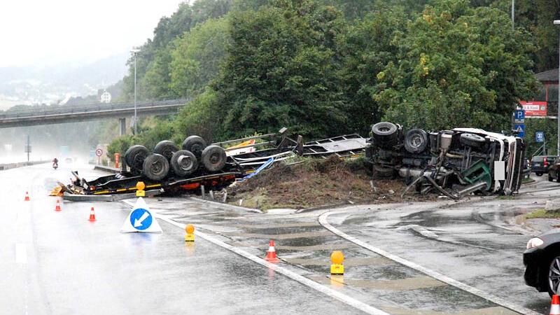 Hägendorf: Lastwagen auf Seite gekippt