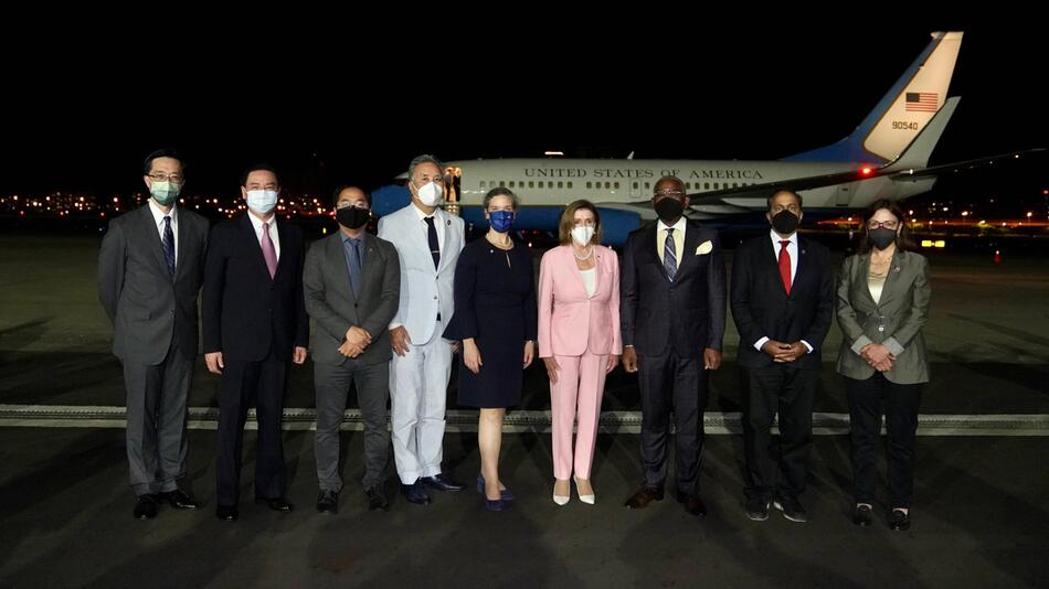 Nancy Pelosi wird am Flughafen von Taipeh von der taiwanesischen Delegation begrüsst.