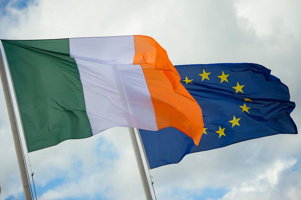 Flaggen von Irland und der EU