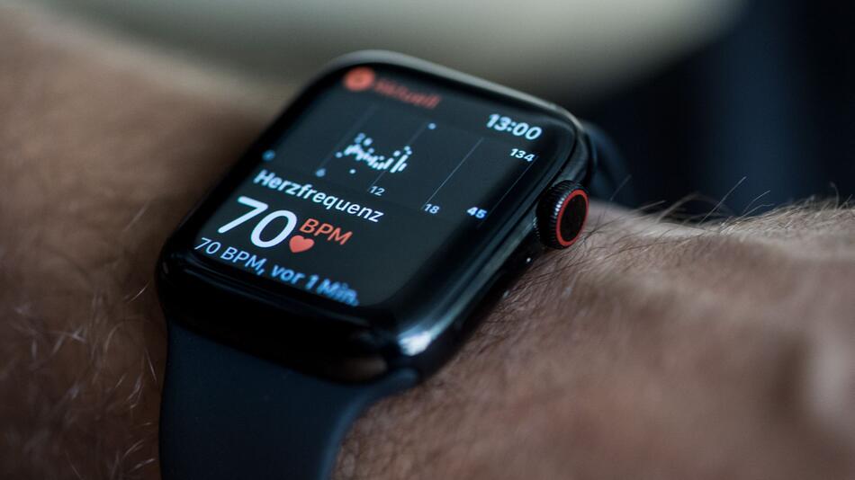 Eine Smartwatch zeigt die Herzfrequenz an