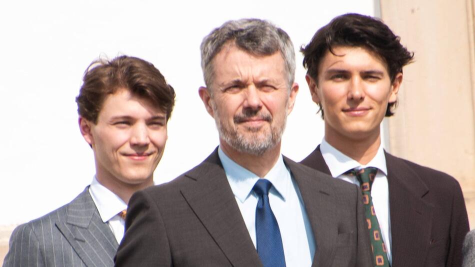König Frederik von Dänemark und seine beiden Neffen Graf Nikolai (r.) und Graf Felix.