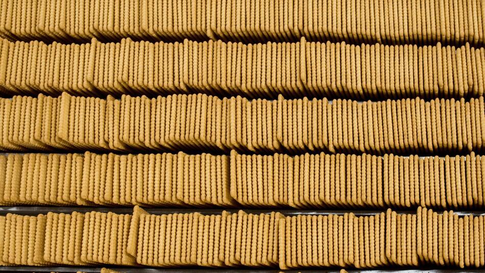 Butterkekse laufen über ein Fliessband