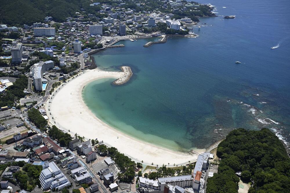 Menschenleerer Badestrand in Japan nach Tsunami-Warnung