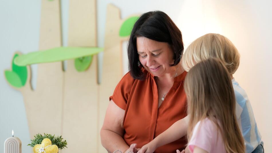 Nicole Peters spielt mit zwei Kindern