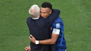 Kylian Mbappé umarmt seinen Trainer Didier Deschamps nach dem Treffer zum 1:0.