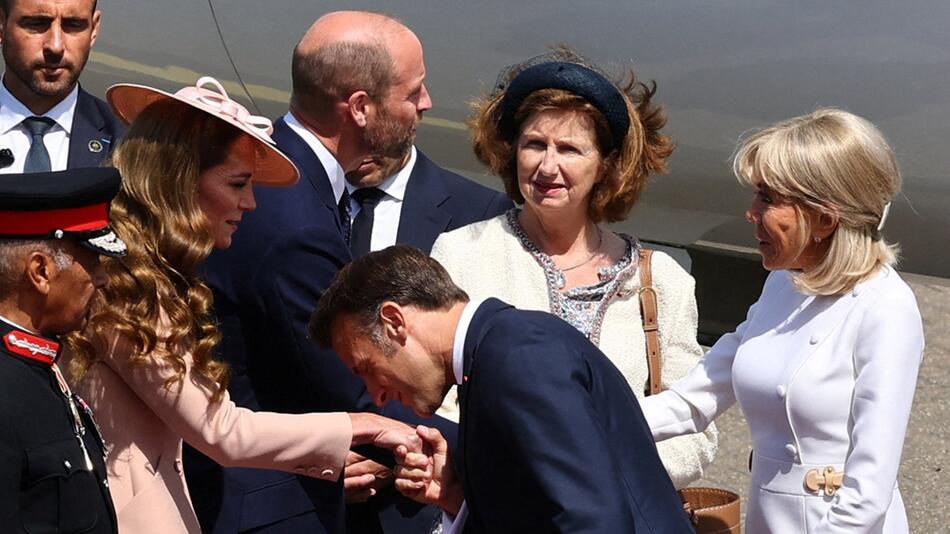 Mit einem Handkuss hat Emmanuel Macron Prinzessin Kate nach seiner Ankunft in Grossbritannien ...