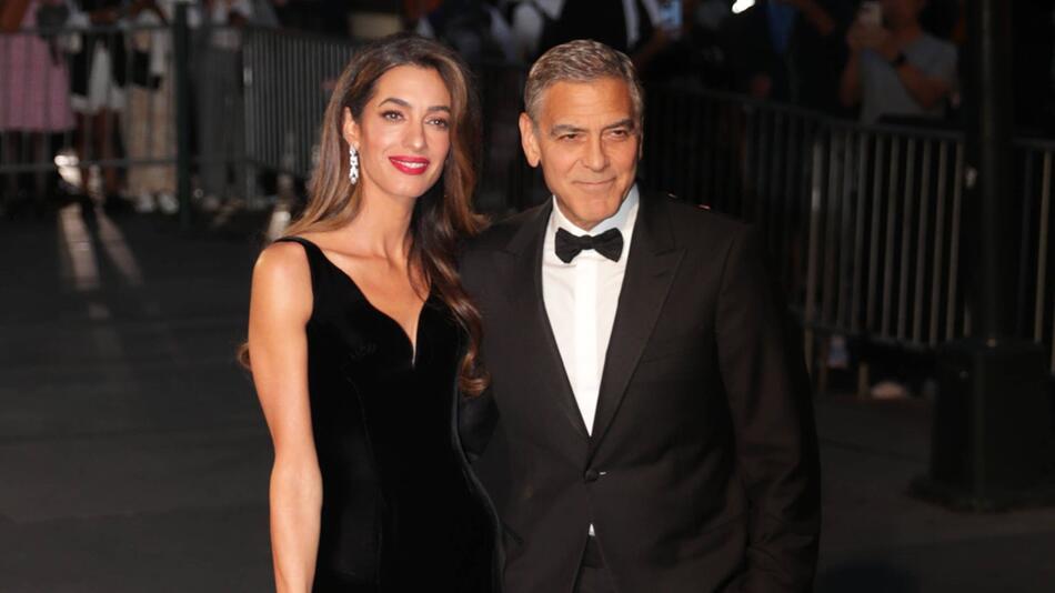 Amal und George Clooney zeigen sich verliebt wie am ersten Tag.