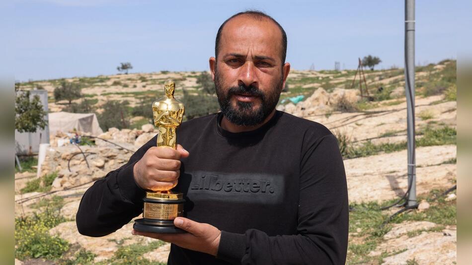 Hamdan Ballal posiert nach seiner Freilassung aus israelischer Haft mit seinem Oscar, mit dem er ...