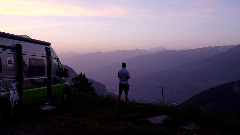 Camper im Sonnenuntergang in der Schweiz