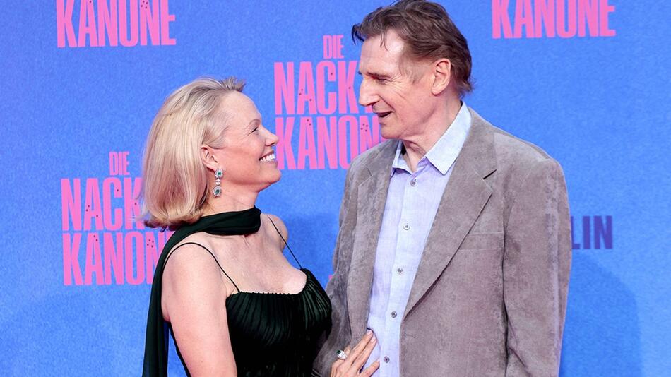 Pamela Anderson und Liam Neeson bei der "Die nackte Kanone"-Premiere in Berlin.