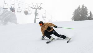 Skifahrer fährt eine Skipiste hinab