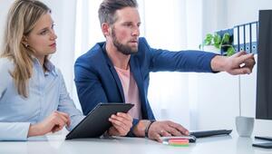 Kollegen blicken auf einen Monitor