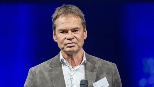 Der Chefredaktor der Sonntagszeitung Arthur Rutishauser