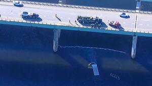 Spektakulärer Unfall auf Brücke: Lastwagen stürzt 30 Meter in Fluss – Fahrer überlebt
