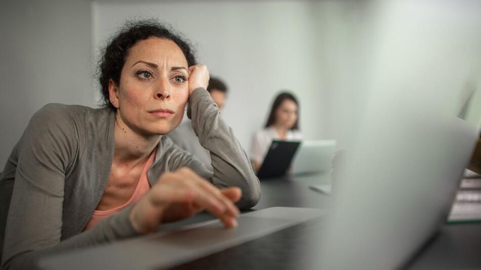 Frau sitzt frustriert vor einem Laptop