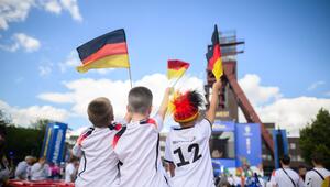 Kinder verfolgen ein Fussball-Spiel beim Public Viewing