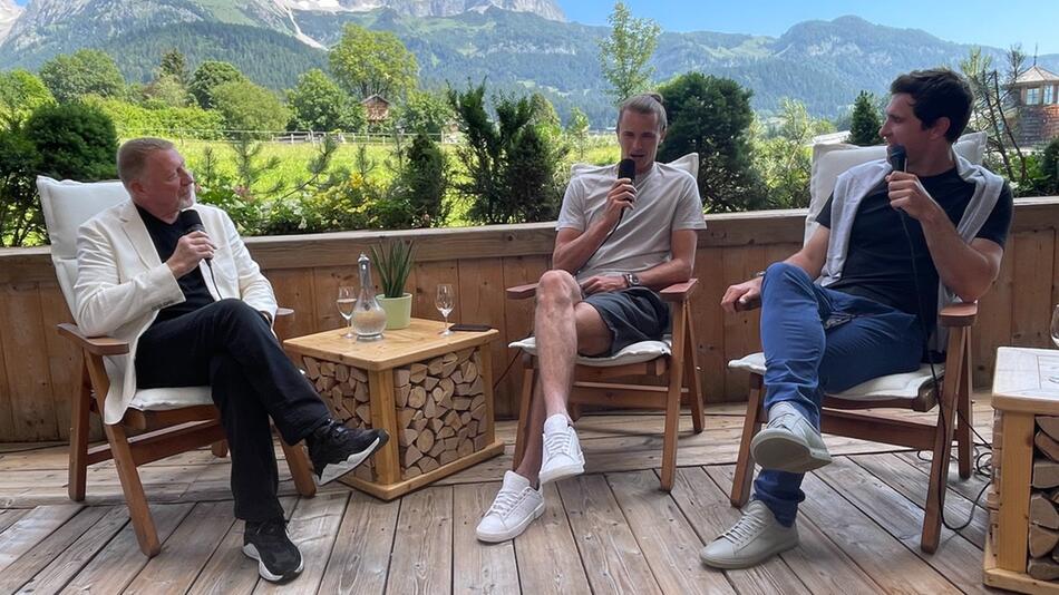 Boris Becker (l.) im Gespräch mit den Zverev-Brüdern für deren neuen Podcast "A bis Z".