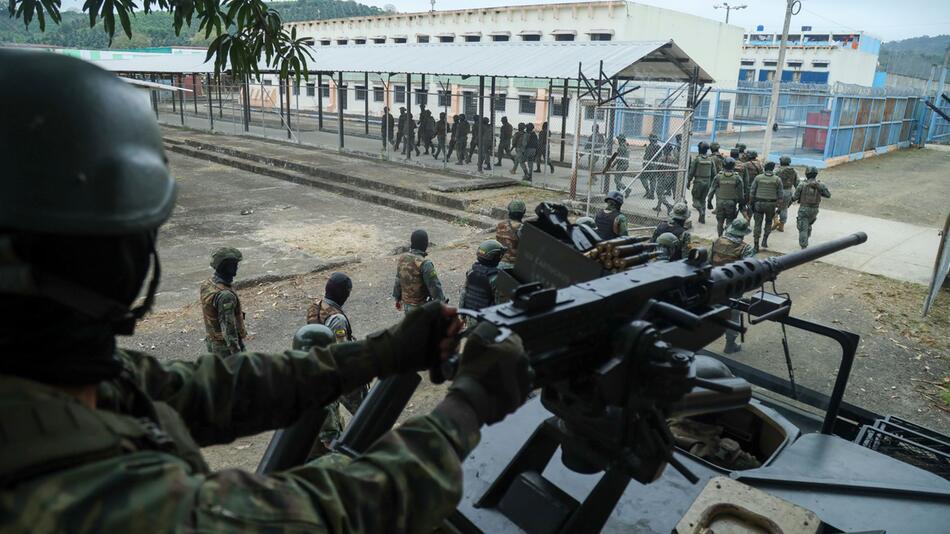Soldaten übernehmen in einem Gefängnis in Ecuador die Kontrolle.