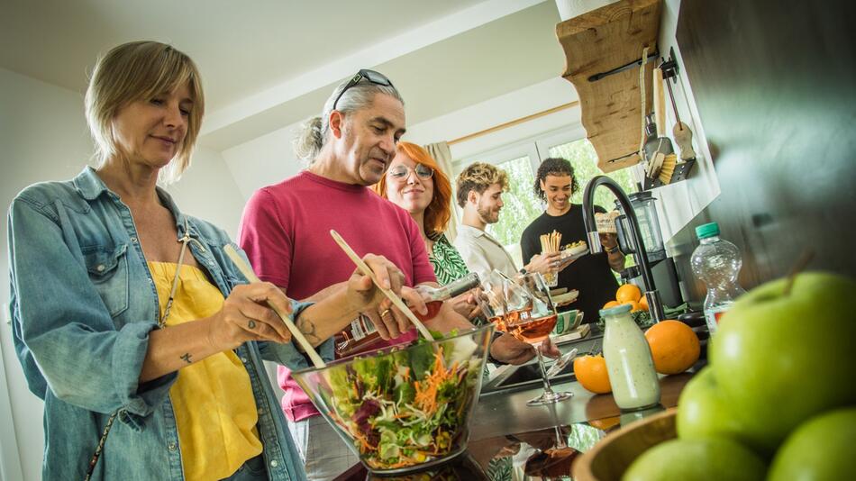 Familie kocht gemeinsam