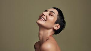 Frau mit Kurzhaarfrisur