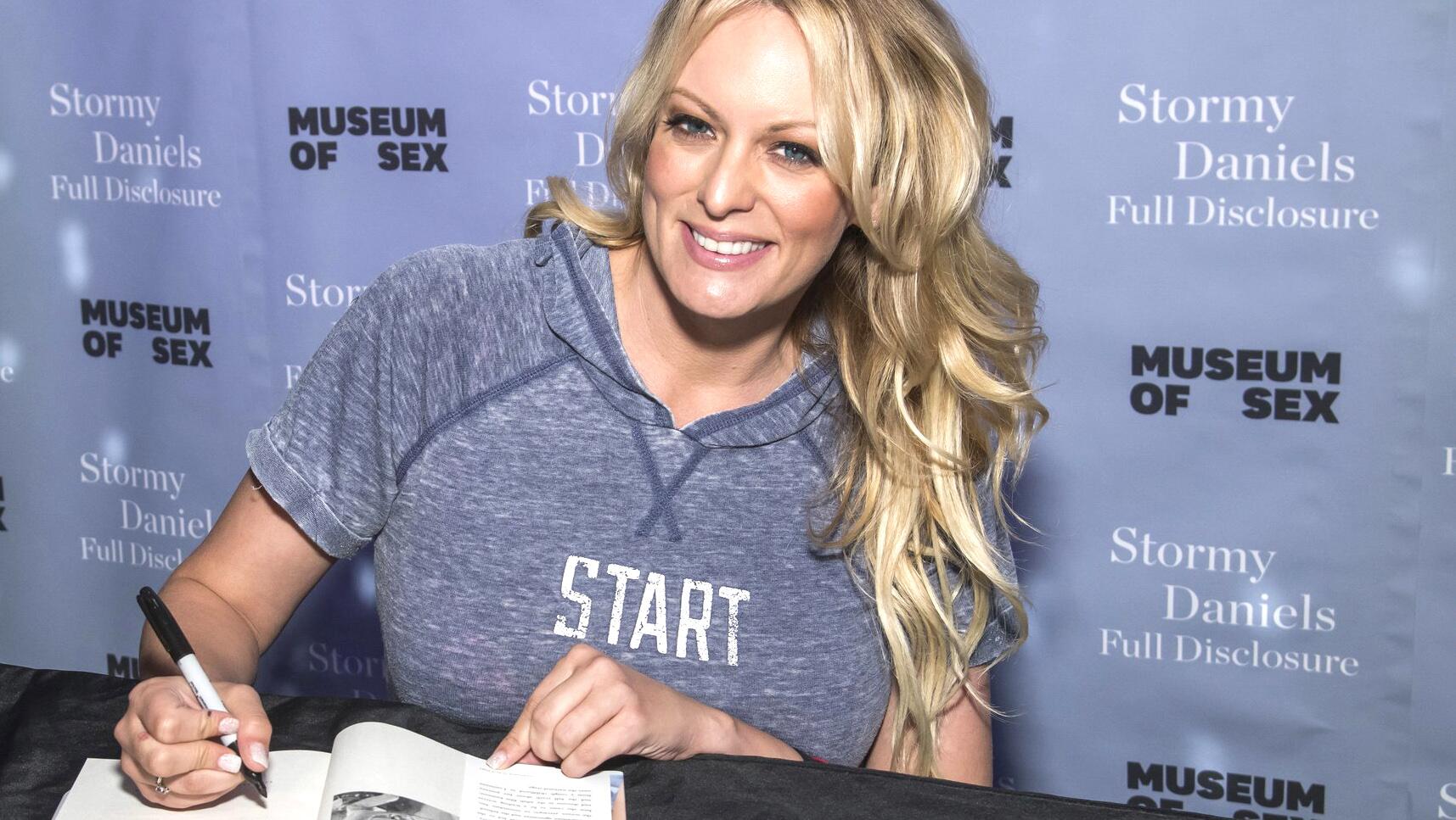 Mit Blitz Und Donner Stormy Daniels Kommt Nach Berlin Gmx Ch